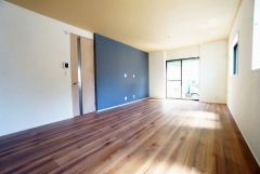 大きな掃き出し窓のあるリビングは、陽光あふれる明るい空間です。ゆったりと寛げる憩いの場となりそうです。