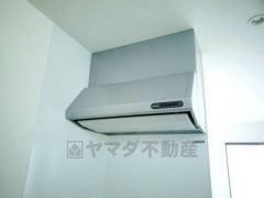 風量が弱・強と切替え可能なレンジフードが調理中の煙をしっかり吸い込みます。手元を照らすライト付きです。