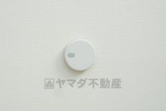 火災による煙や熱を感知して、警報音やブザー等で火災の発生を知らせてくれる火災警報器。