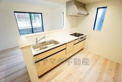 リビングやダイニングからキッチン周りが丸見えにならない対面式キッチン。テレビ鑑賞や家族との対話がしやすく、ご家族の温かい時間を演出します。