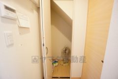 廊下にも収納を確保。各居室に入りきれなかった荷物や、日用品のストック置き場に便利です。
