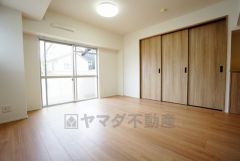 大きな窓のあるリビングは、陽光あふれる明るい空間です。居心地良く、ご家族皆がゆったり寛げる憩いの空間となりそうです。