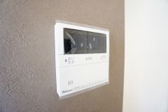 キッチン横からお湯張り、追い炊き、足し湯がボタン一つで楽々操作できる給湯機リモコンです。忙しい夕飯準備の時間帯に重宝しますね。