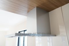 同仕様写真。風量が弱・強と切替え可能なレンジフードが調理中の煙をしっかり吸い込みます。手元を照らすライト付きです。