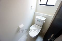 温水洗浄機付トイレです。節水機能もあるので、安心して使えますね。もちろん、1階2階の2ヶ所にトイレがあるので、忙しい朝にもゆとりができますね。