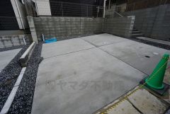 駐車スペースはゆとりある2台分を確保。マイカー用に、お客さま用に、余裕を持ってご利用いただけます。