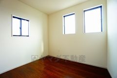 2面採光を確保した室内は、明るく大変居心地の良い空間となっております。