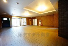 広いエントランスは開放感があり、安心感を与えてくれます。ベビーカーや車椅子の出入りがしやすく、混雑も避けられるため、居住者の快適な生活動線を確保できます＾＾