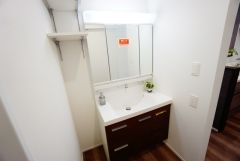 三面鏡つき洗面台。鏡裏にたっぷりとした収納スペースがあります。鏡を閉めてしまえば小物は見えないため、スッキリとした印象の洗面台にできます。