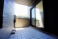 同仕様写真。広々としたバルコニー。 天気のいい日にはお布団もまとめて干せそうですね＾＾ 陽当たり、風通し良好です＾＾