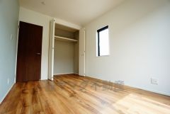 同仕様写真。暖かい日差しが差し込む洋室。たっぷり収納できるクローゼット付きでお部屋の中をすっきりと快適に保てます。