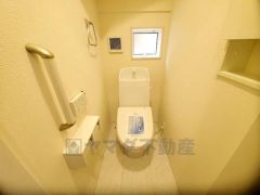 温水洗浄機付トイレです。節水機能もあるので、安心して使えますね。もちろん、1階2階の2ヶ所にトイレがあるので、忙しい朝にもゆとりができますね。