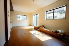 大きな窓のあるリビングは、陽光あふれる明るい空間です。居心地良く、ご家族皆がゆったり寛げる憩いの空間となりそうです。