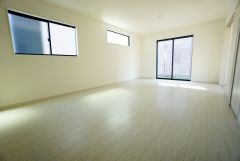大きな掃き出し窓のあるリビングは、陽光あふれる明るい空間です。ゆったりと寛げる憩いの場となりそうです。