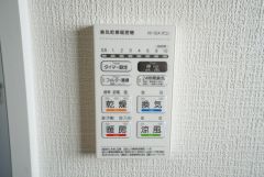 同仕様写真。浴室暖房乾燥機付き＾＾梅雨の時期や花粉、PM2.5が酷いときなどの洗濯を干すのに重宝しそうですね＾＾
