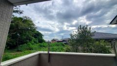 バルコニーからは緑豊かな景色を楽しむことが出来ます。