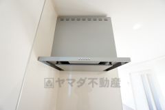 風量が弱・強と切替え可能なレンジフードが調理中の煙をしっかり吸い込みます。手元を照らすライト付きです。