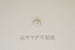 火災による煙や熱を感知して、警報音やブザー等で火災の発生を知らせてくれる火災警報器。