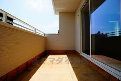 同仕様写真。陽当たりの良いバルコニーです。お洗濯やお布団干しはもちろん、日光浴スペースにも。足元は防水工事施工済です。