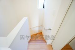 小さなお子様やご高齢の方でも安心できる、手すり付き階段。段差も低めで設定されており、安全性にも優れています。