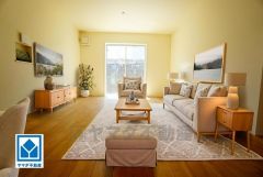 家具はイメージです。大きな窓のあるリビングは、陽光あふれる明るい空間です。居心地良く、ご家族皆がゆったり寛げる憩いの空間となりそうです。