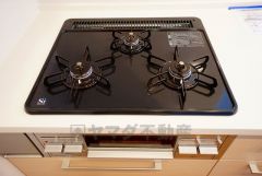 複数の調理を一度に行うことができる3口コンロ。効率よくお料理が出来ます。毎日のお料理も楽しくなりますね＾＾