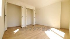 寛ぎの時間を紡ぎだす主寝室は、大型ベッドを置いても余裕の広さを確保しています。