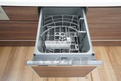 家事の時間が短縮できるフルオープンで開けやすい食器洗い乾燥機付。