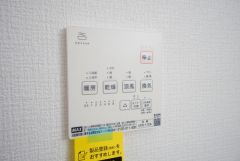 浴室暖房乾燥機付き。天候に左右されず、いつでも好きなときに洗濯物を干せるので、仕事や家事で忙しい方に重宝します。