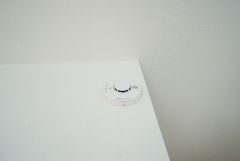 火災報知器が設置されていることで、火災の発生をいち早く感知し、就寝中や留守中でも素早く危険を知らせてくれるため、家族の安全を確保し被害を最小限に抑えられます。