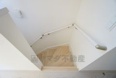 小さなお子様やご高齢の方でも安心できる、手すり付き階段。段差も低めで設定されており、安全性にも優れています。