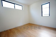 2面採光を確保した明るい室内は、風通しも良く、大変居心地の良い空間となっております。日当たりがよく、子供部屋としての利用もおすすめ。