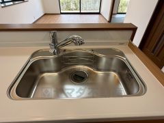 広々としたステンレスシンクには、洗剤やスポンジを収納出来るラック付き。広さも確保しているので、大きなお鍋も洗いやすいです。