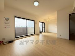 窓から光が差し込む明るいリビングダイニングです＾＾