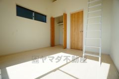 同仕様写真。暖かい日差しが差し込む洋室。たっぷり収納できるクローゼット付きでお部屋の中をすっきりと快適に保てます。