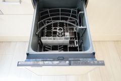 食後の時間にゆとりを与えてくれる食器洗い乾燥機。操作ボタンも上面にあるので、腰をかがめずに操作が楽々。