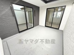 陽当たりの良いバルコニーです。お洗濯やお布団干しはもちろん、日光浴スペースにも。足元は防水工事施工済です。