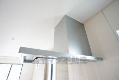 風量が弱・強と切替え可能なレンジフードが調理中の煙をしっかり吸い込みます。手元を照らすライト付きです。