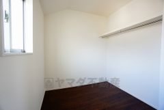 2階の廊下にも収納を確保。各居室に入りきれなかった荷物や、2階で使用する日用品のストック置き場に便利です。