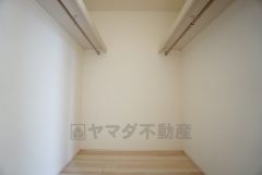 季節物の衣類もスッキリ収納できるウォークインクロゼット。住空間をスッキリ広々使えます＾＾
