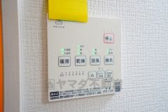 浴室暖房乾燥機付き。天候に左右されず、いつでも好きなときに洗濯物を干せるので、仕事や家事で忙しい方に重宝します。