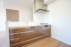 リビングにいるお子様を見守りながらお料理ができる対面キッチン。カウンタートップの汚れもサッと拭き取ることができ、お掃除ラクラク＾＾