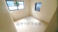 2面採光を確保した明るい室内は、風通しも良く、大変居心地の良い空間となっております。爽やかな風を感じて起きる朝は、快適生活の始まりに。