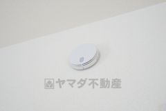 火災による煙や熱を感知して、警報音やブザー等で火災の発生を知らせてくれる火災警報器。