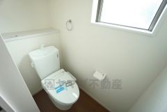 同仕様写真。温水洗浄機付トイレです。節水機能もあるので、安心して使えますね。もちろん、1階2階の2ヶ所にトイレがあるので、忙しい朝にもゆとりができますね。