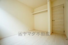 同仕様写真。オープンクローゼットは、扉の開閉動作がないので荷物の出し入れがスムーズになります。衣類を綺麗にまとめておしゃれにまとめれば、お部屋のアクセントにもなります＾＾