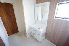 三面鏡つき洗面台。鏡裏にたっぷりとした収納スペースがあります。鏡を閉めてしまえば小物は見えないため、スッキリとした印象の洗面台にできます。