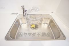 大きなお鍋も楽々洗える幅の広いシンクです＾＾ステンレスシンクなので簡単にお掃除できますよ。洗剤やスポンジもすっきりできる収納付き。