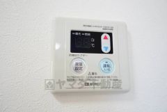 キッチン横からボタンひとつで操作が楽々。