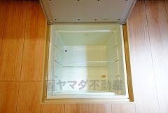 同仕様写真。キッチンにある床下収納は、居住スペースを減らさずに買い置きの調味料や非常食などを保管することができます。